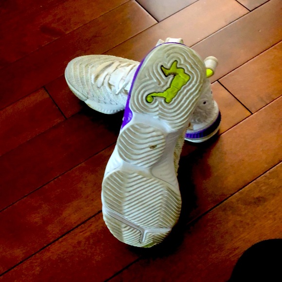 5.5 Youth White LeBrons 16s Basketball shoes - Picture 4 of 4